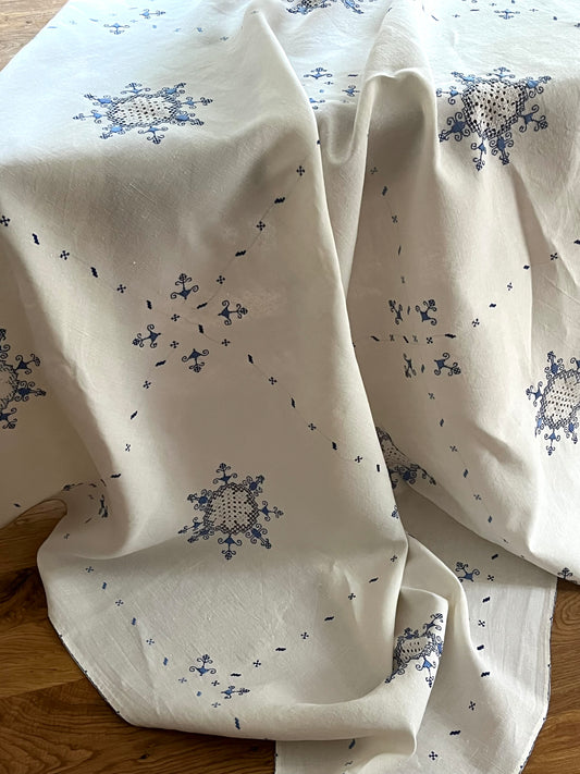 Handarbeit in Blau/Weiß: Leinendecke in bestem Zustand 135 x 130