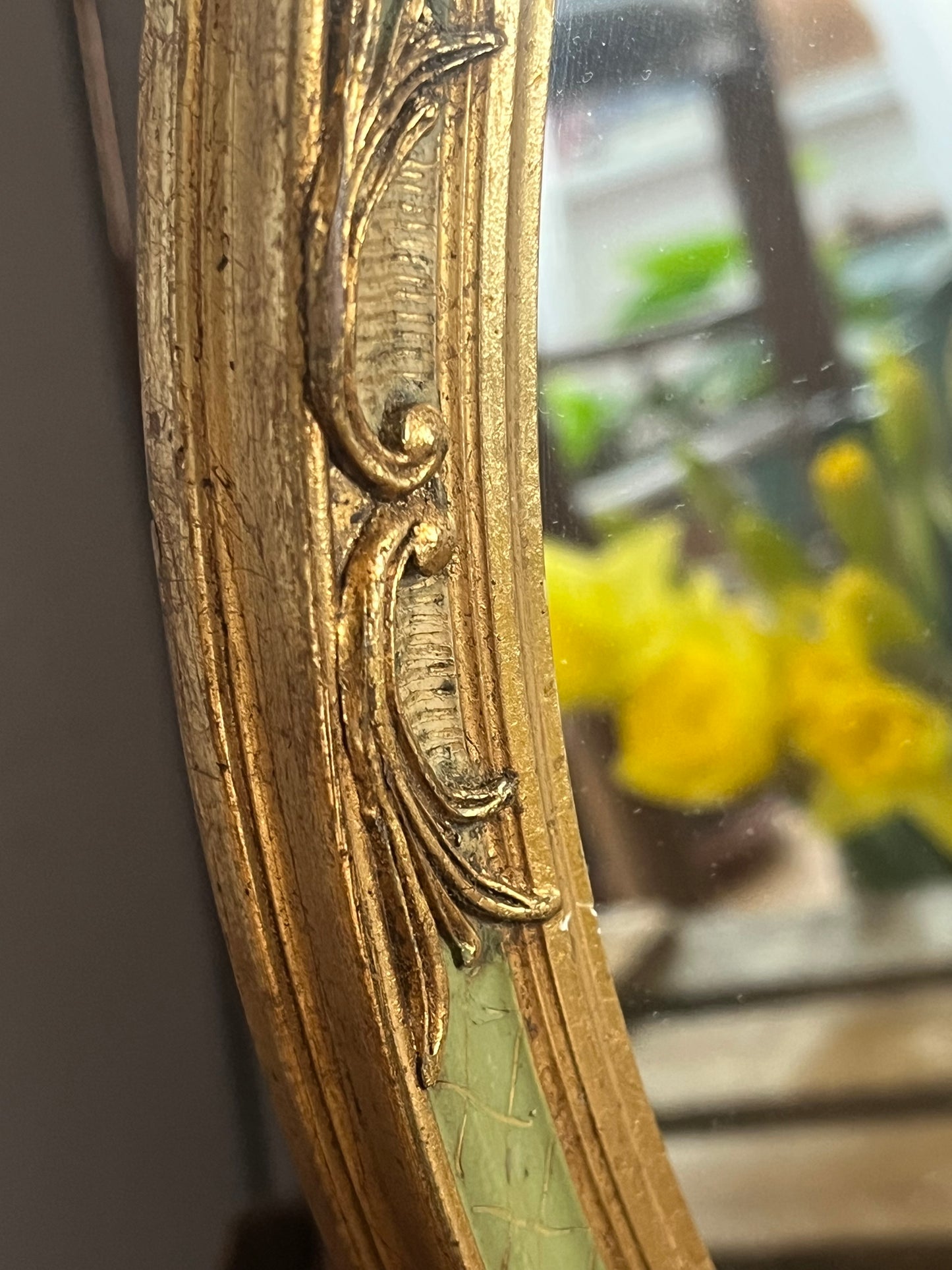 Alter florentinischer Spiegel schwer und mit Stuckrahmen