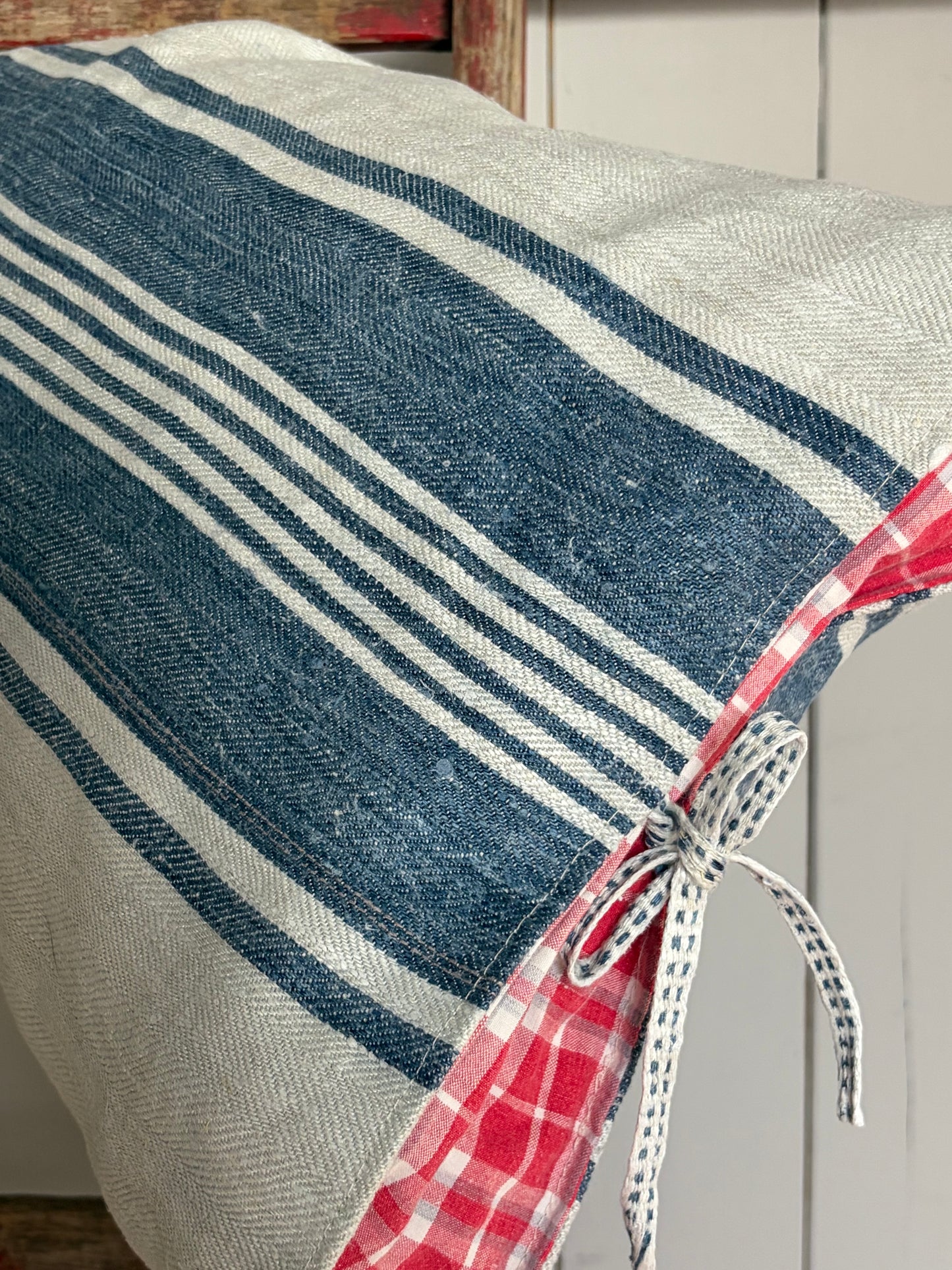 Großer Kissenbezug blau gestreift Fischgrätleinen mit Hotelverschluss 60 x 40