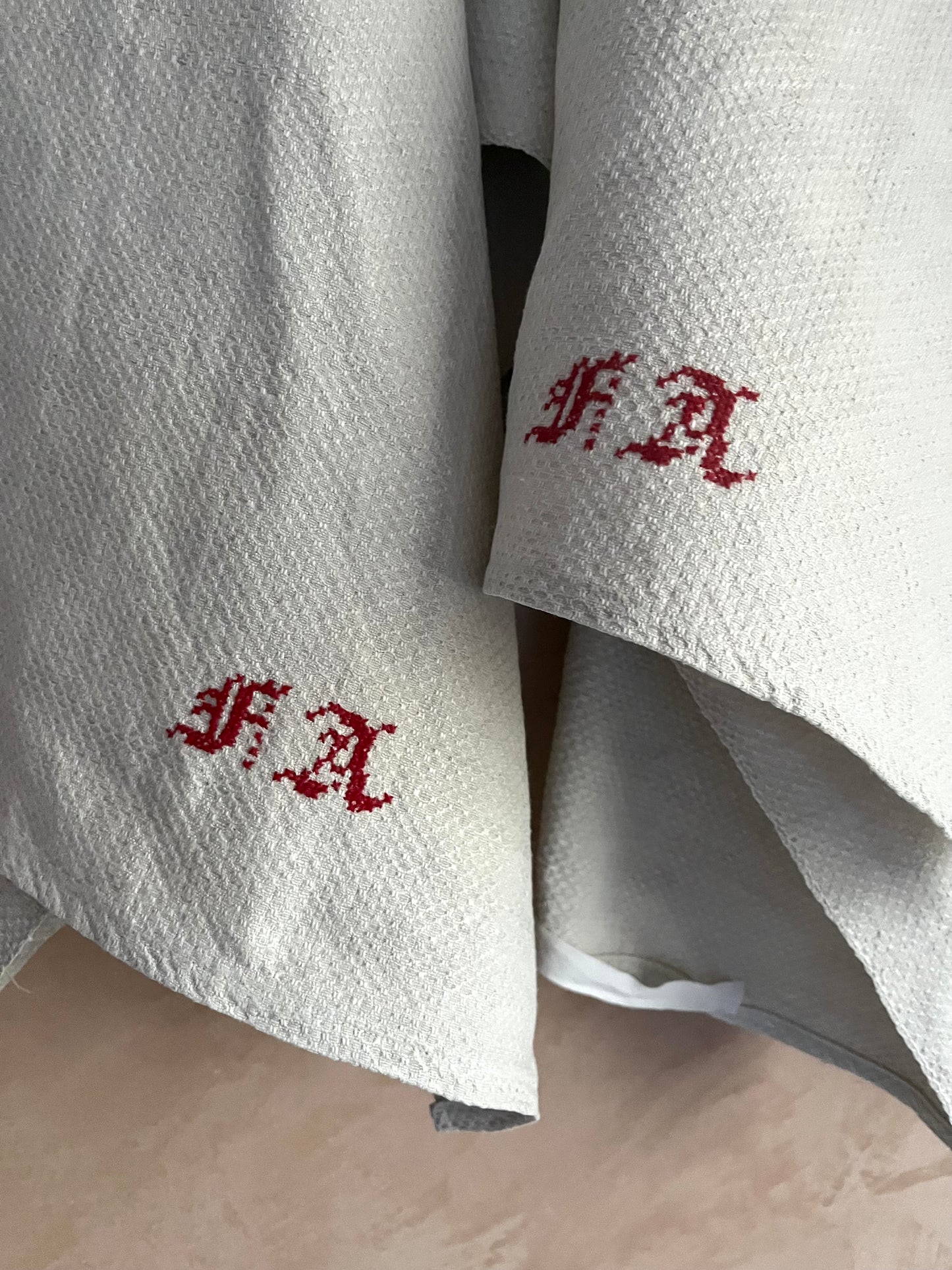 XXL Tuch: Großes Tuch aus Bauernleinen mit Struktur, und Monogramm