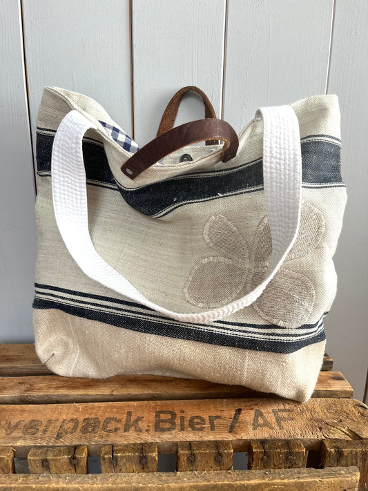 Blue Stripes: Große Tasche aus altem Leinen mit Streifen und Blüten