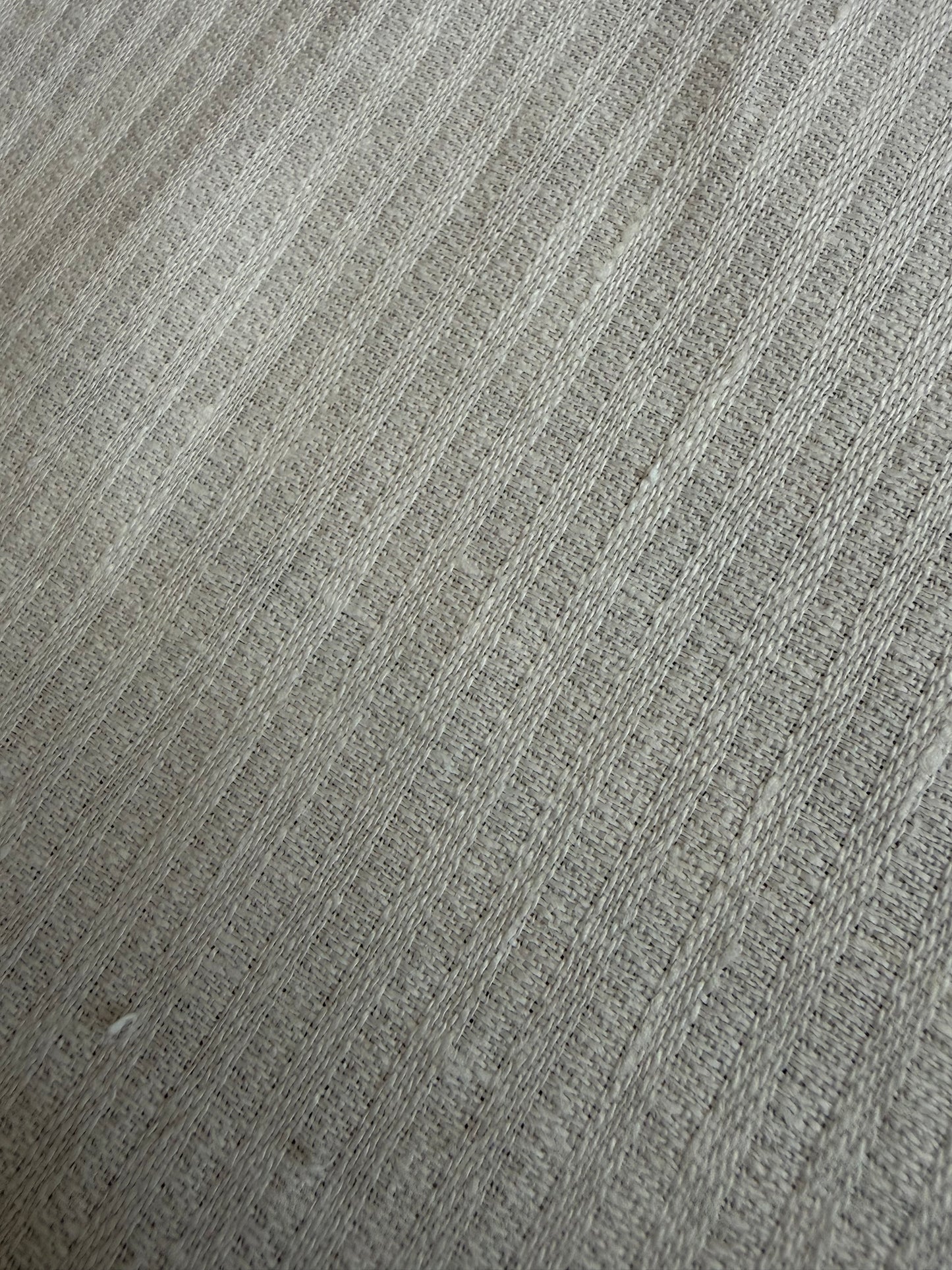 Große, ehrwürdige Leinendecke für die Tafel mit blauer Damastbordüre und Biedermeier-Muster