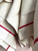 Charger l&#39;image dans la galerie, Set: 2 sehr große französische Leinentücher mit roten Streifen und Wäschezeichen
