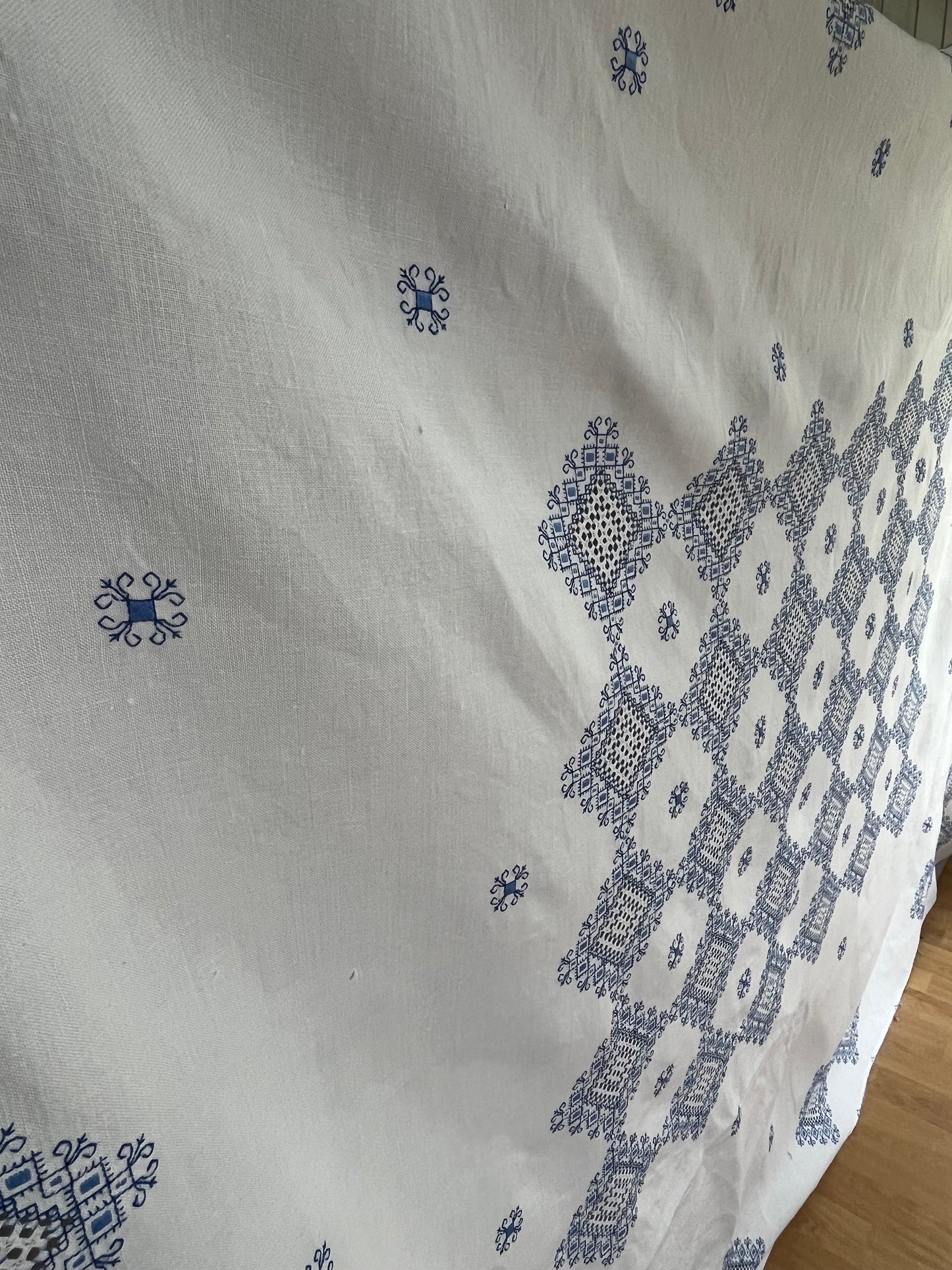 Viel Handarbeit in Blau/Weiß: Große Leinendecke in bestem Zustand 190 x 150