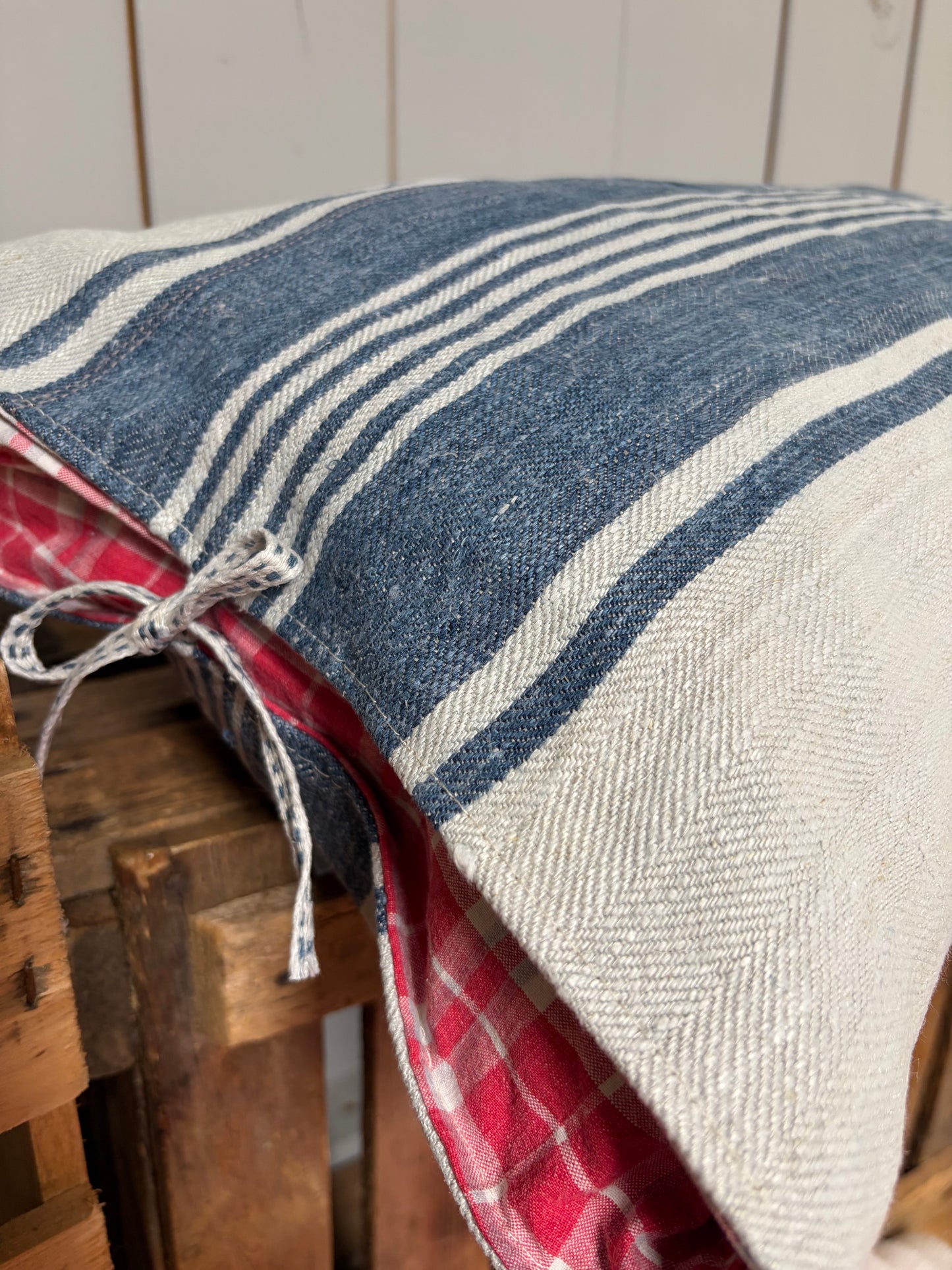 Großer Kissenbezug blau gestreift Fischgrätleinen mit Hotelverschluss 60 x 40