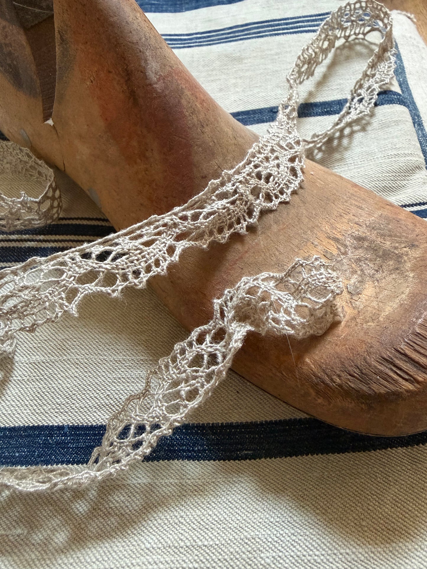 Feine Spitze aus Leinen - 36 Meter in 9 Ballen im Karton