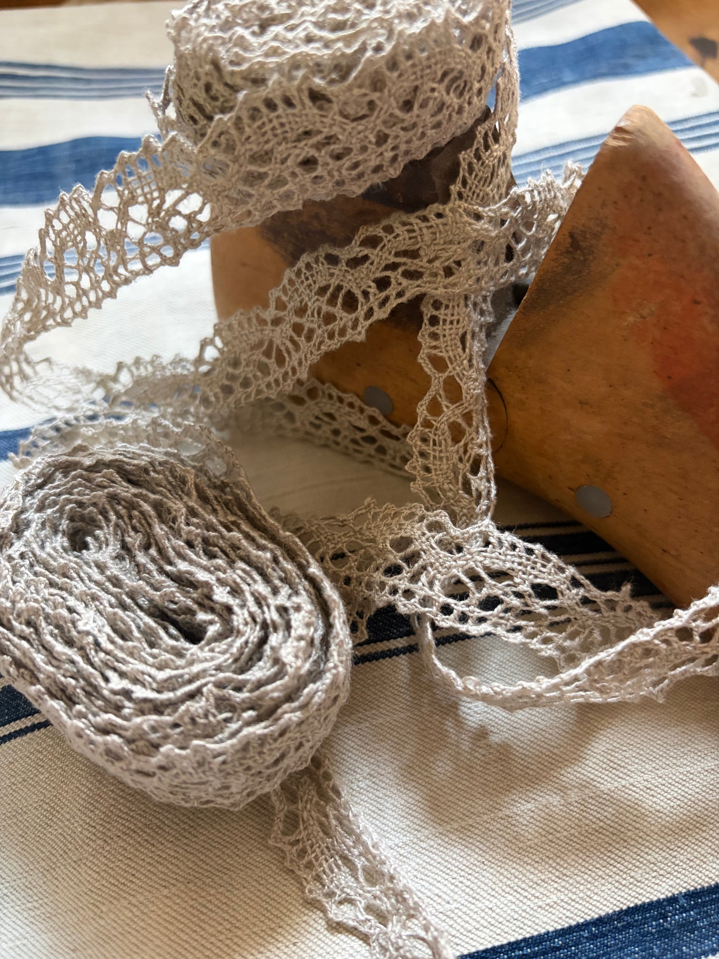 Feine Spitze aus Leinen - 36 Meter in 9 Ballen im Karton