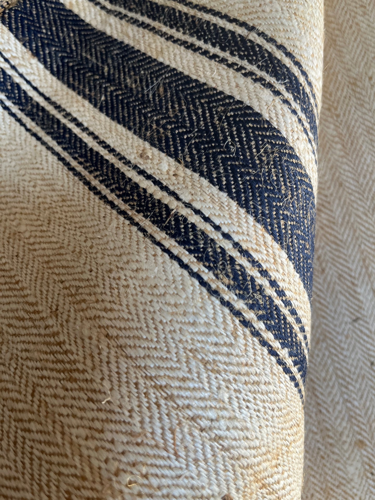 Unbenutzter alter Leinensack mit blauen Streifen und Fischgrätwebung 136 x 50