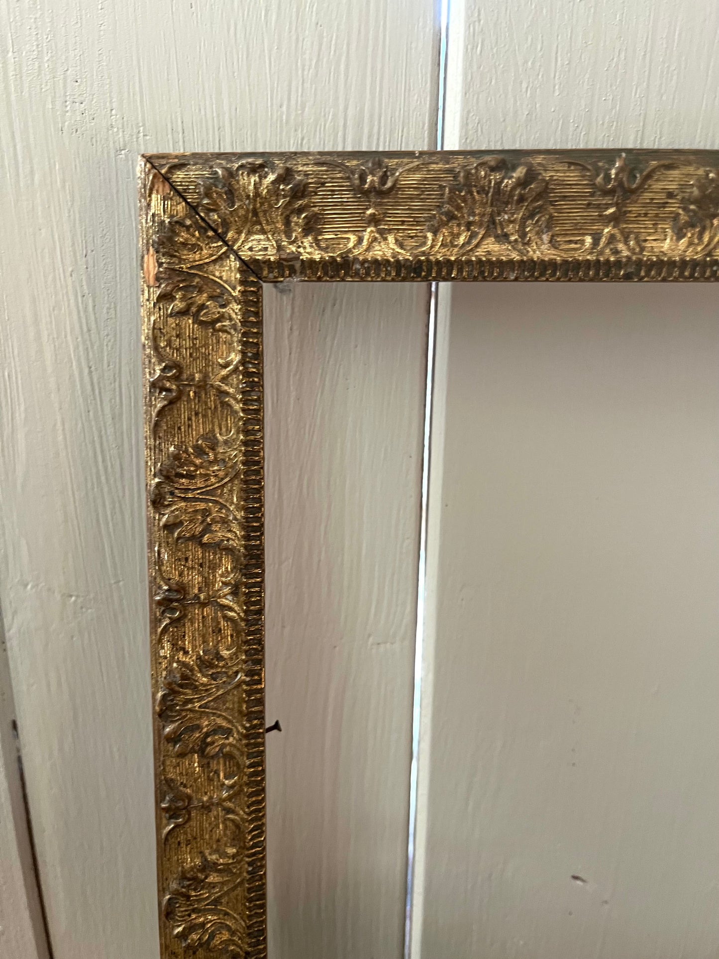 Antiker Goldrahmen mit Stuckarbeit aus Frankreich