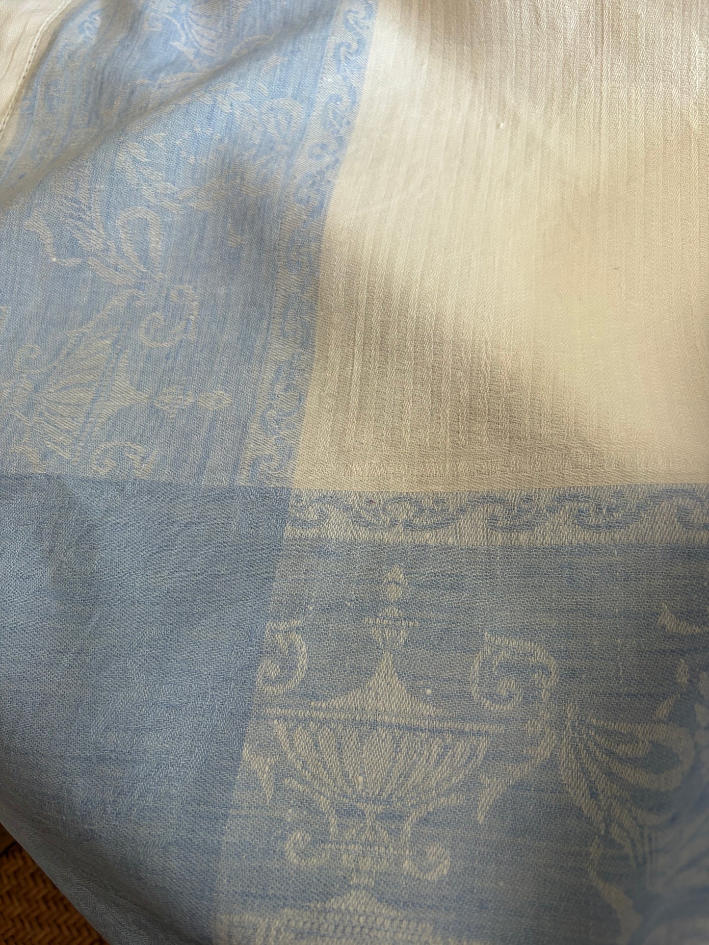 Große, ehrwürdige Leinendecke für die Tafel mit blauer Damastbordüre und Biedermeier-Muster