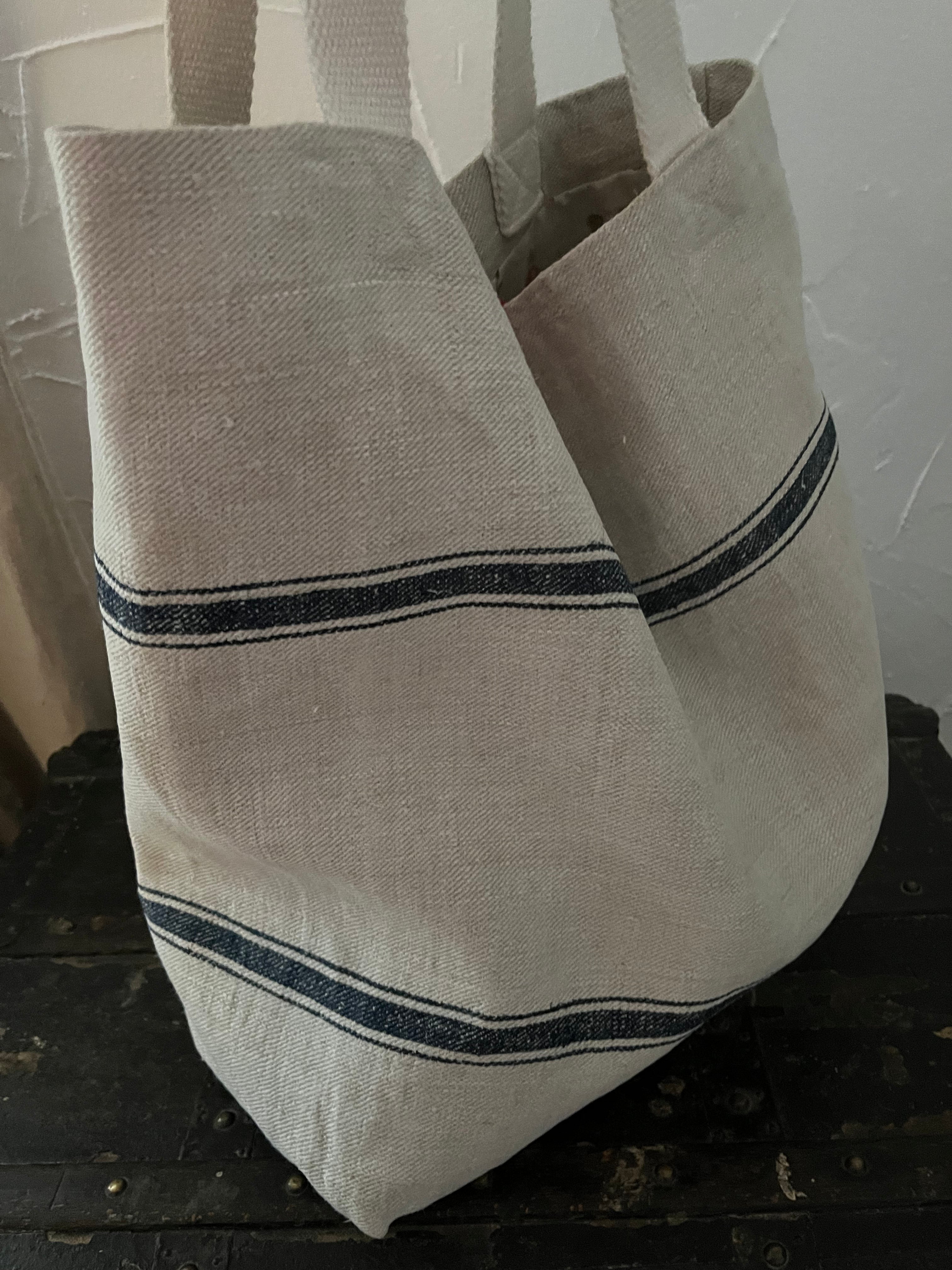 Große Tasche aus altem Leinensack mit Streifen