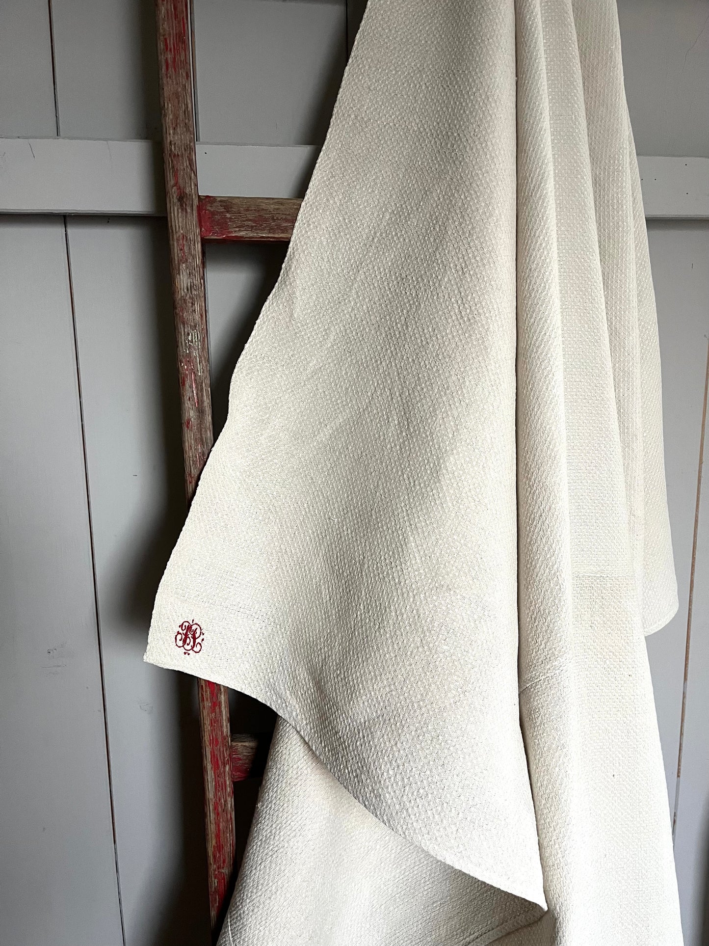 Bildschönes Bauernleinen-Tuch mit Struktur und Monogramm 153 x 153