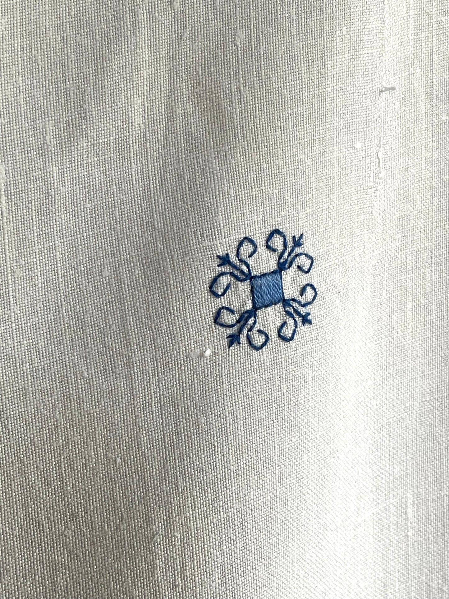 Viel Handarbeit in Blau/Weiß: Große Leinendecke in bestem Zustand 190 x 150