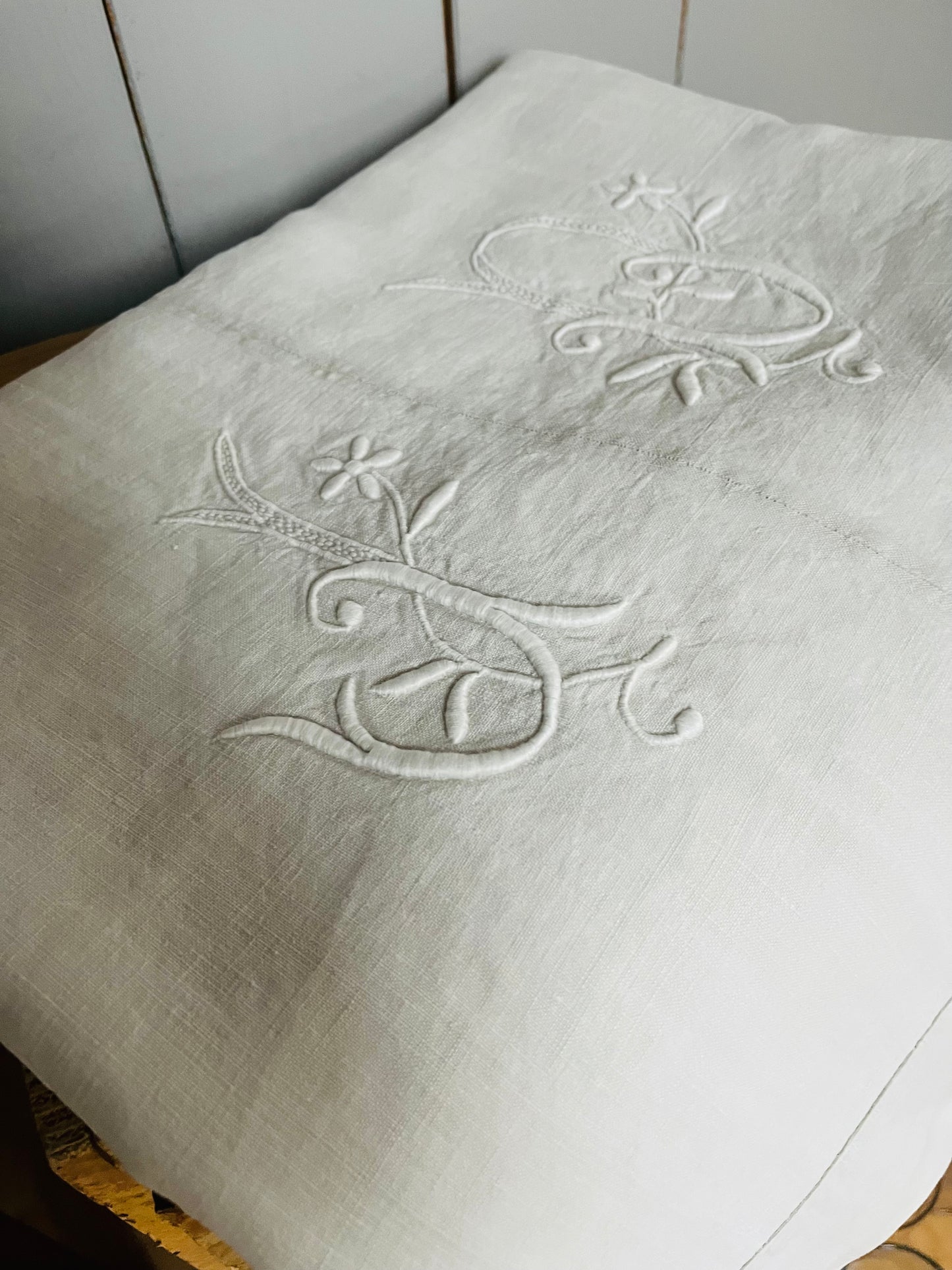 Fantastisches Leinenlaken aus Frankreich mit bildschönem Monogramm