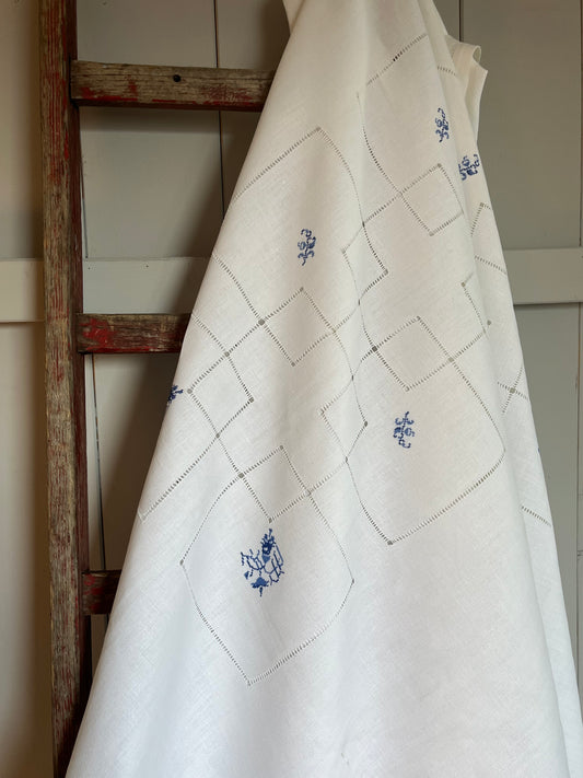 Feine große Tischdecke Leinen mit viel Hohlsaum und blauen gestickten Blüten
