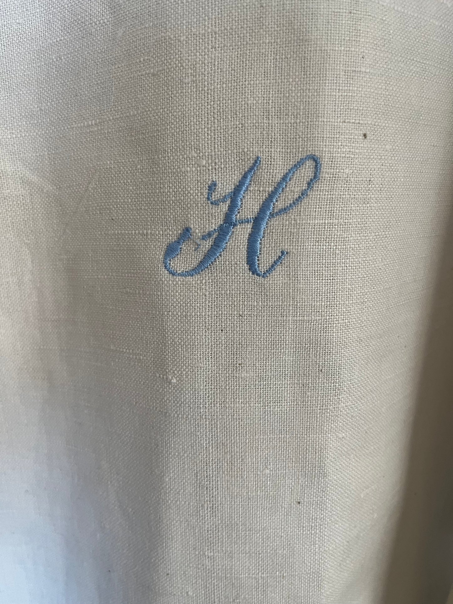 Großes Monogramm- Tuch aus schwerem, altem Leinen mit eingesticktem Initial