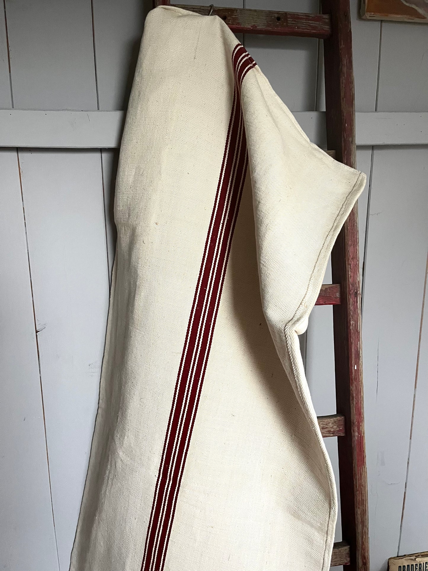 Unbenutzter alter Leinensack mit Dunkelroten Streifen 140 x 55