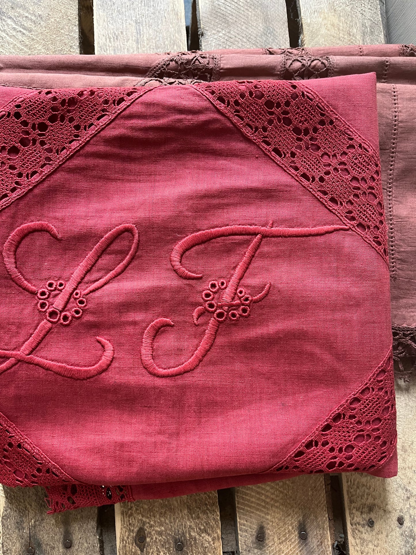 Trio: Alte französische Kissenbezüge mit Spitze, Monogramm und gefärbt