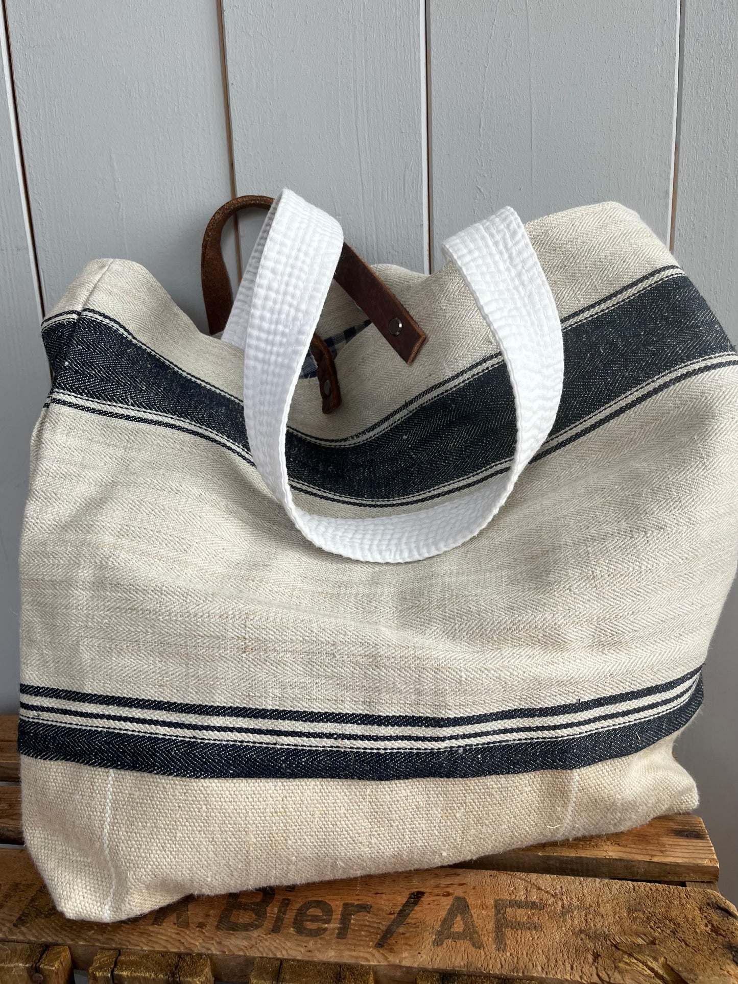 Blue Stripes: Große Tasche aus altem Leinen mit Streifen und Blüten