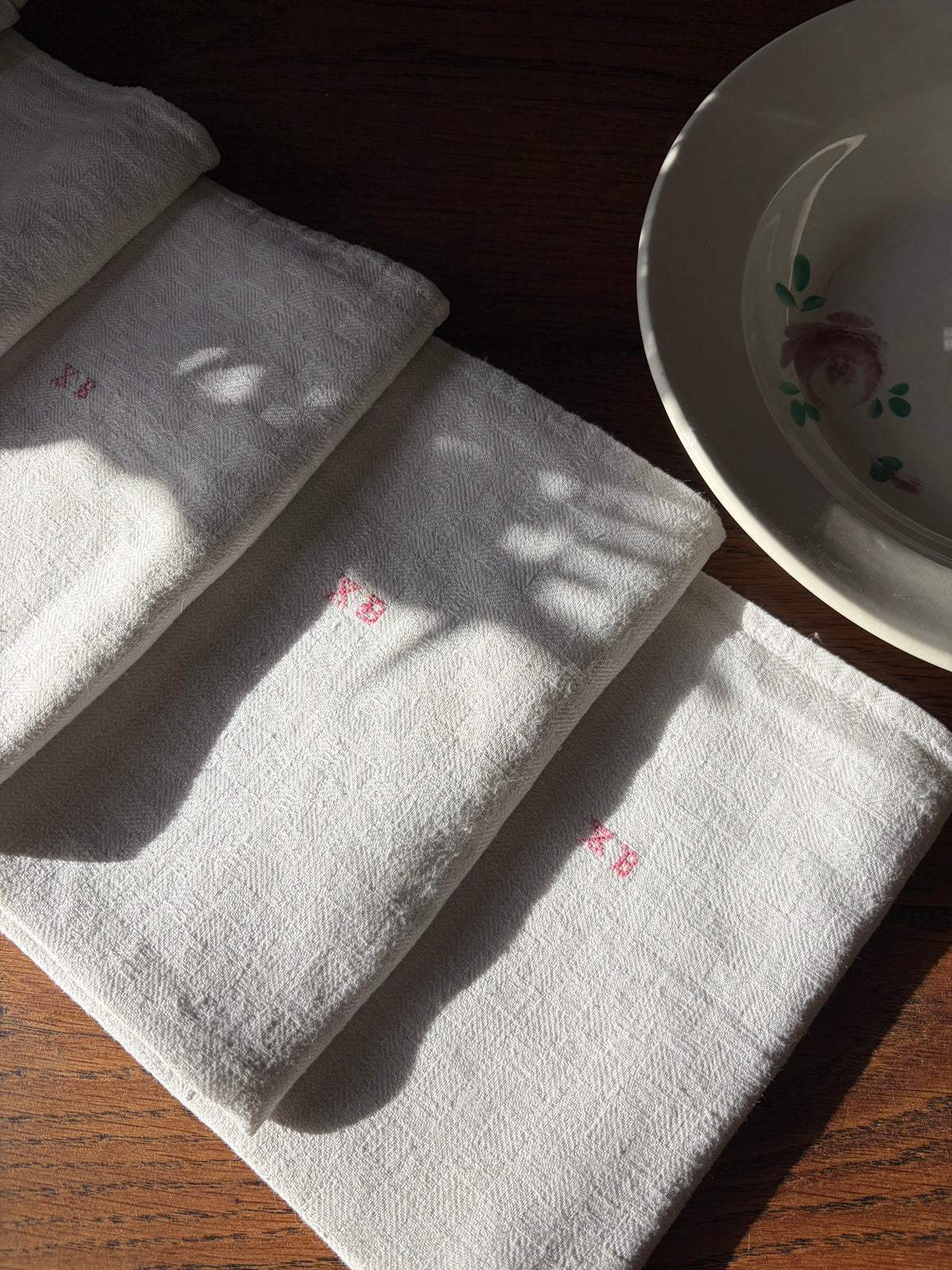 Sechs XL Servietten, Klassiker, aus Frankreich mit kleinem Monogramm