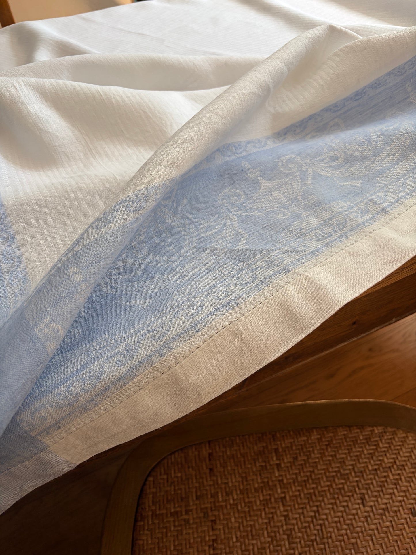 Große, ehrwürdige Leinendecke für die Tafel mit blauer Damastbordüre und Biedermeier-Muster