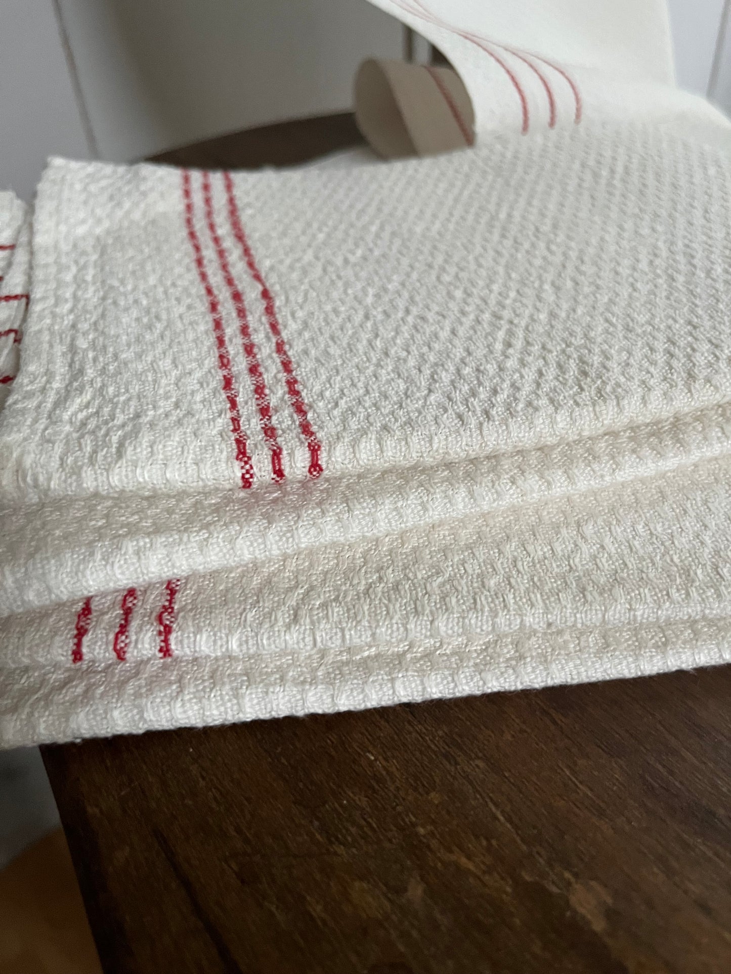 Großes Tuch aus Bauern Leinen mit Struktur 98 × 43 cm, Monogramm und rote Streifen