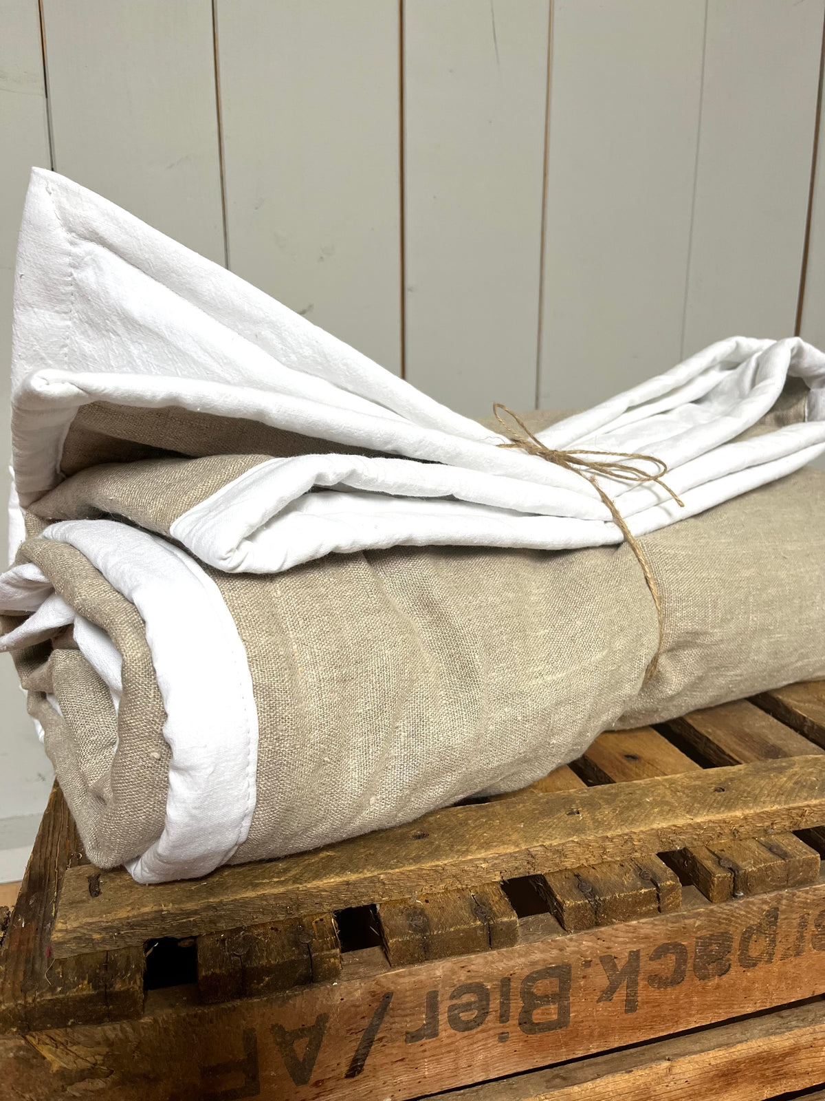 Große Tagesdecke aus altem Leinen mit Füllung 205 × 135 – OnceUponLinen