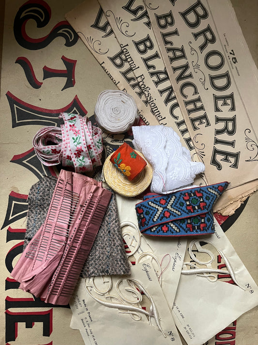 Sammlung Bänder, Stickhefte von 1923, Nadeln und Plumetis Monogrammei