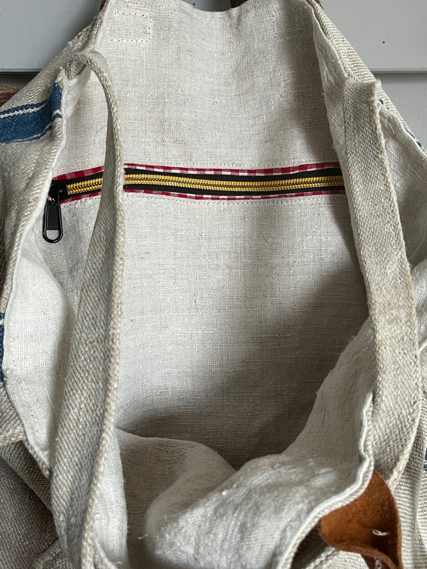 Very Vintage: Große Tasche aus altem Leinensack mit Streifen und Blüten