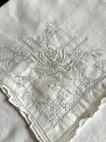 Charger l&#39;image dans la galerie, 2 feinste Taschentücher aus Frankreich - Hochzeitstaschentücher
