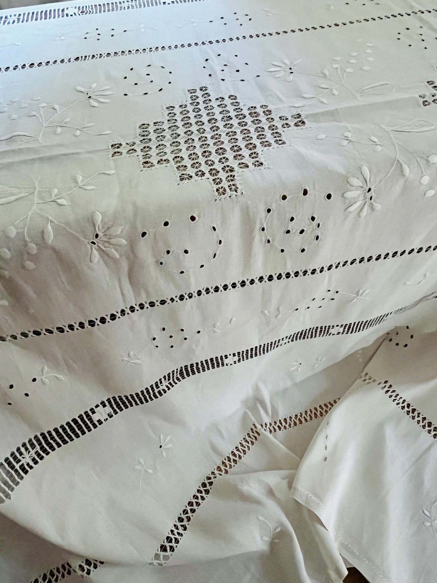 Riesin: fantastische Leinendecke mit viel Handarbeit aus Frankreich