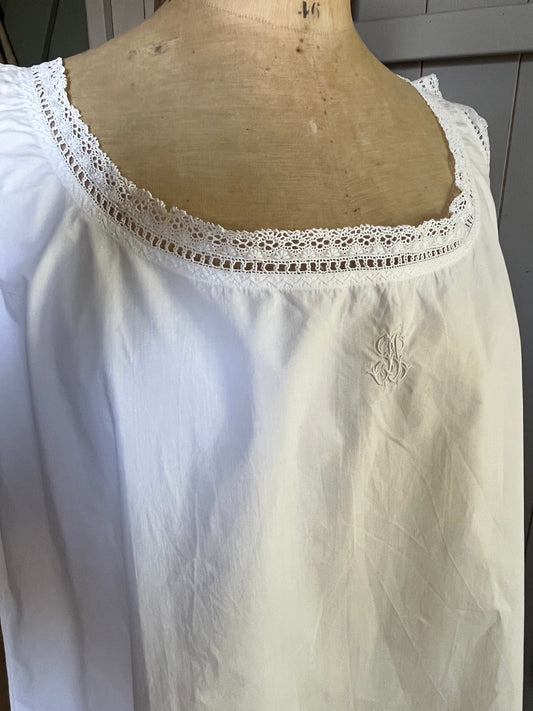 Romantisches Kleid aus Frankreich mit Spitze, Monogramm und Kleinen Mängeln