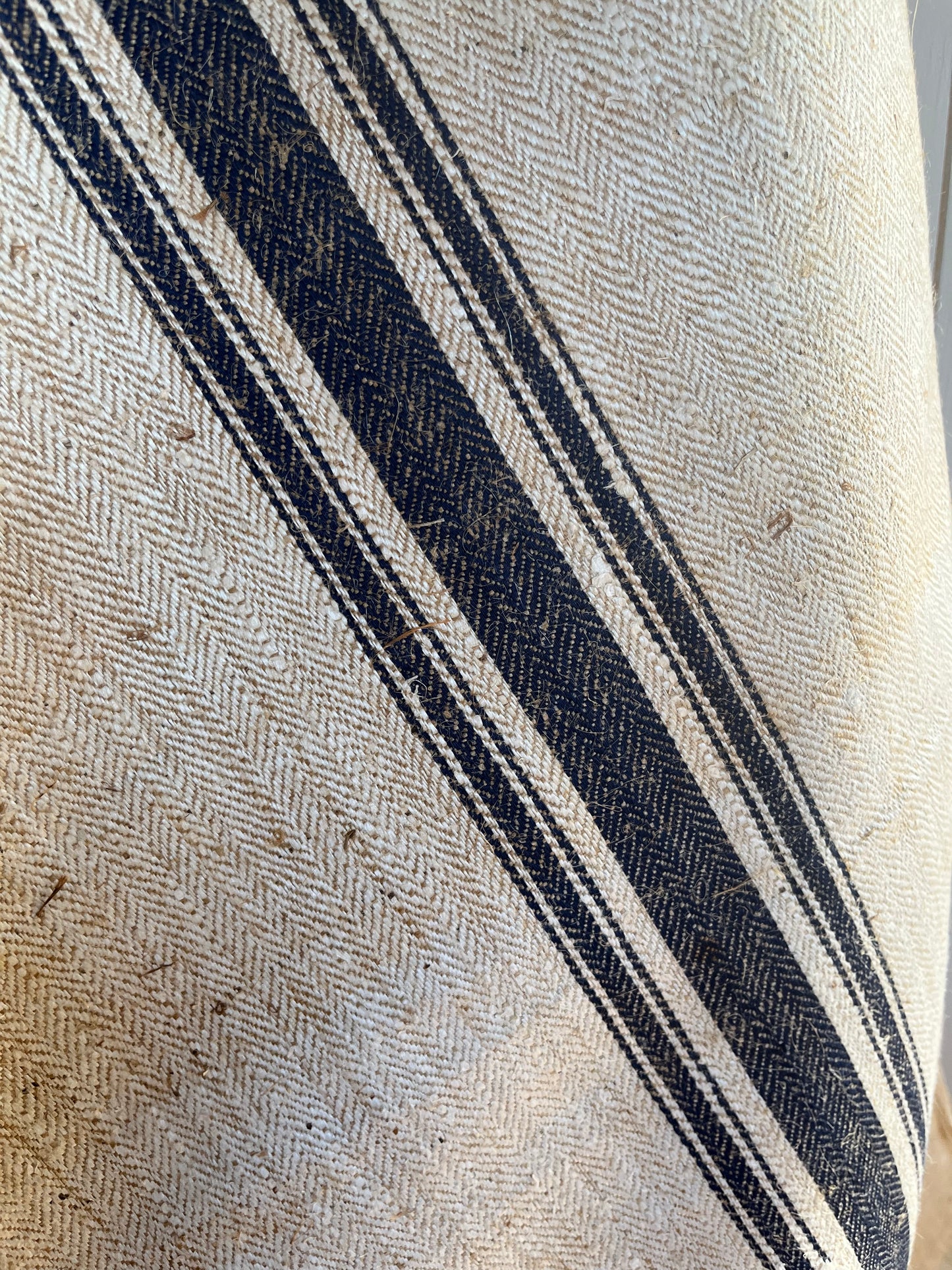 Unbenutzter alter Leinensack mit blauen Streifen und Fischgrätwebung 136 x 50