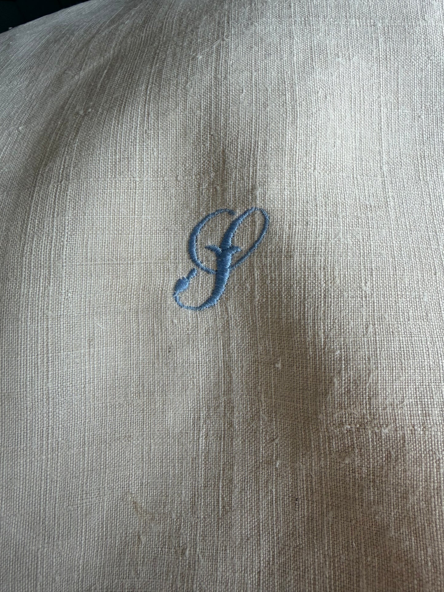 Großes Monogramm- Tuch aus schwerem, altem Leinen mit eingesticktem Initial