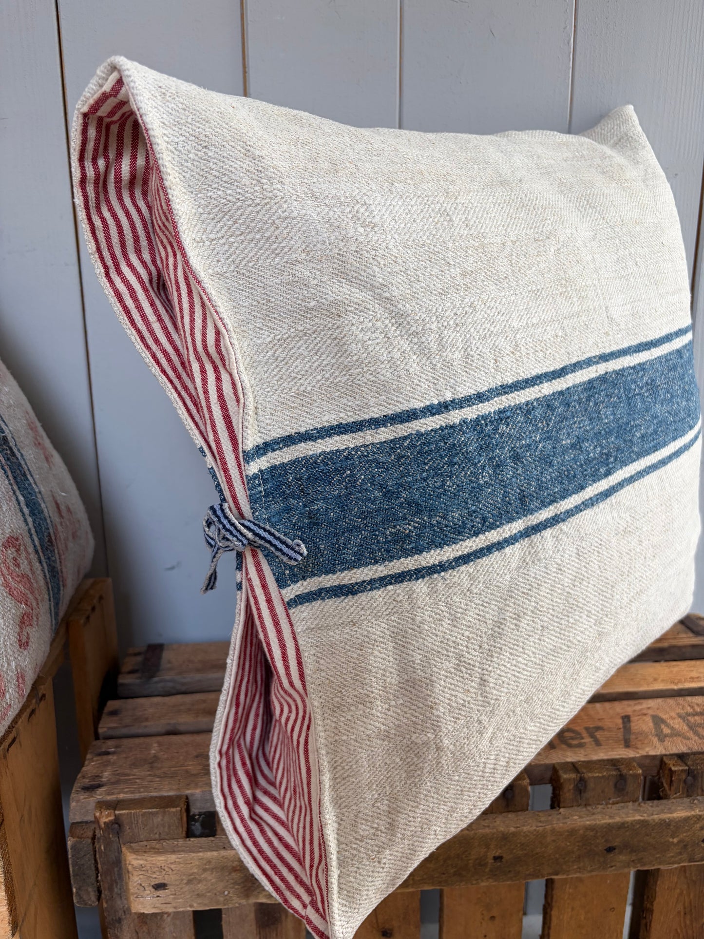 Kissenbezug blau gestreift Leinen mit rot/weißem Hotelverschluss 50 x 50