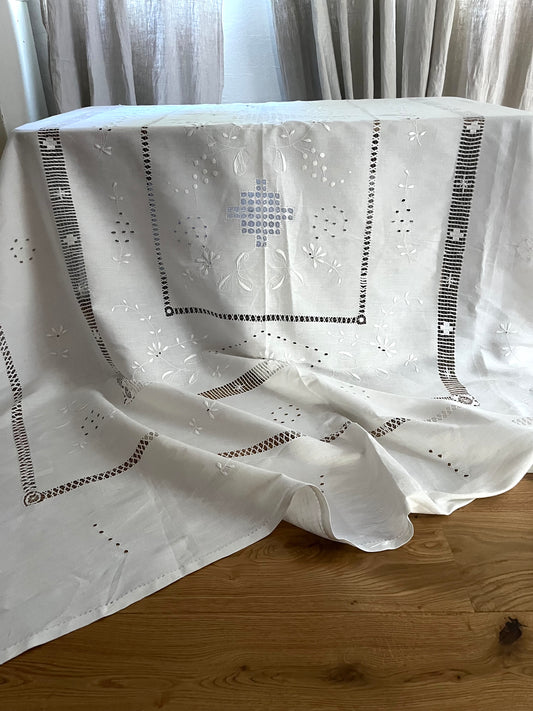 Riesin: fantastische Leinendecke mit viel Handarbeit aus Frankreich