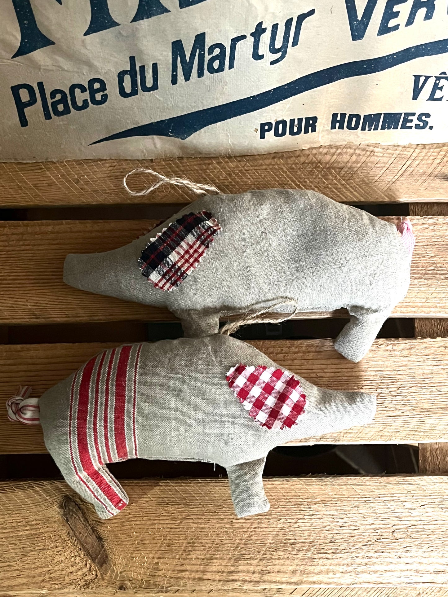 Glückliches Duo: 2 Lavendel-Schweine aus altem Leinen