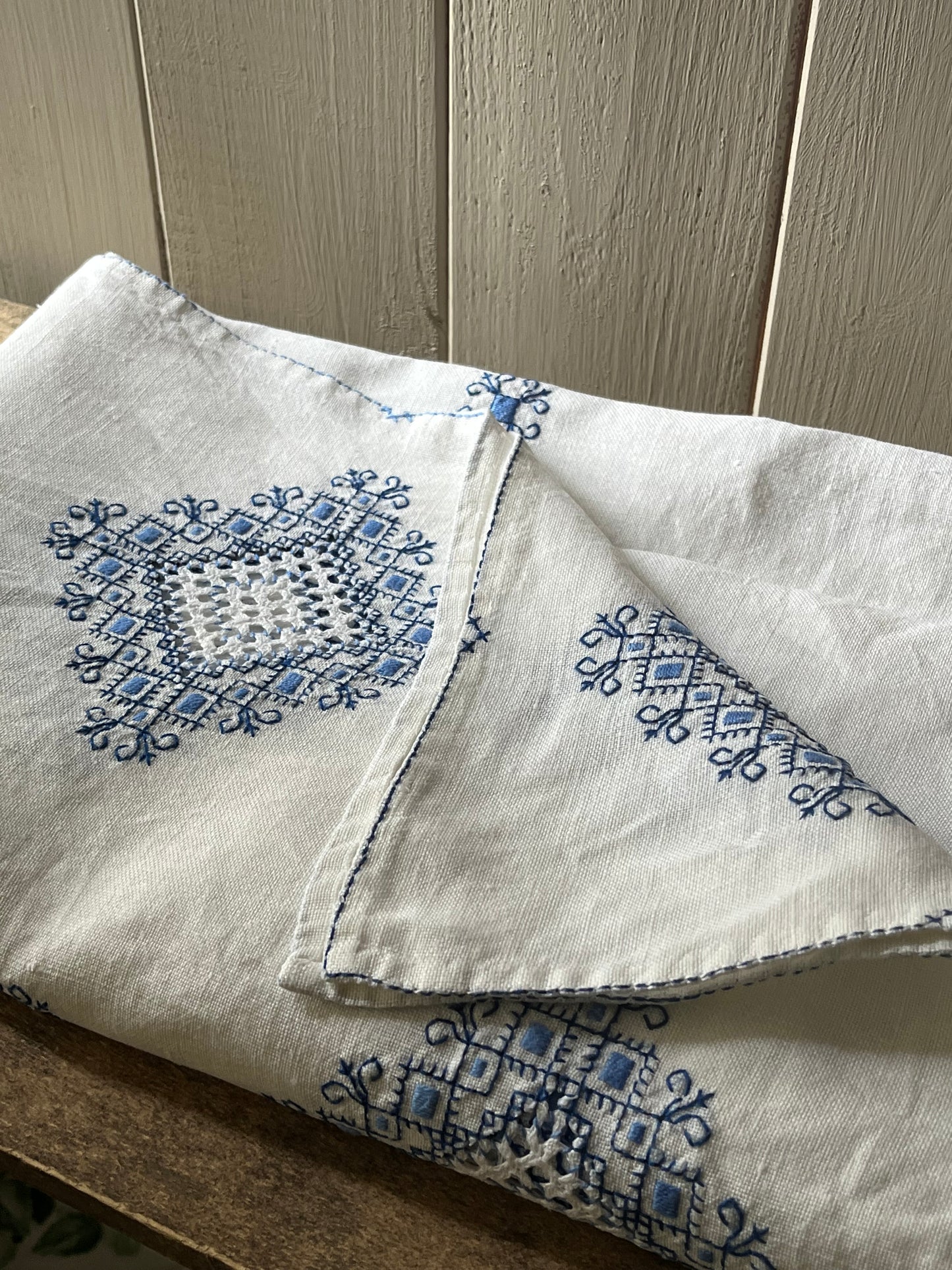 Viel Handarbeit in Blau/Weiß: Große Leinendecke in bestem Zustand 190 x 150
