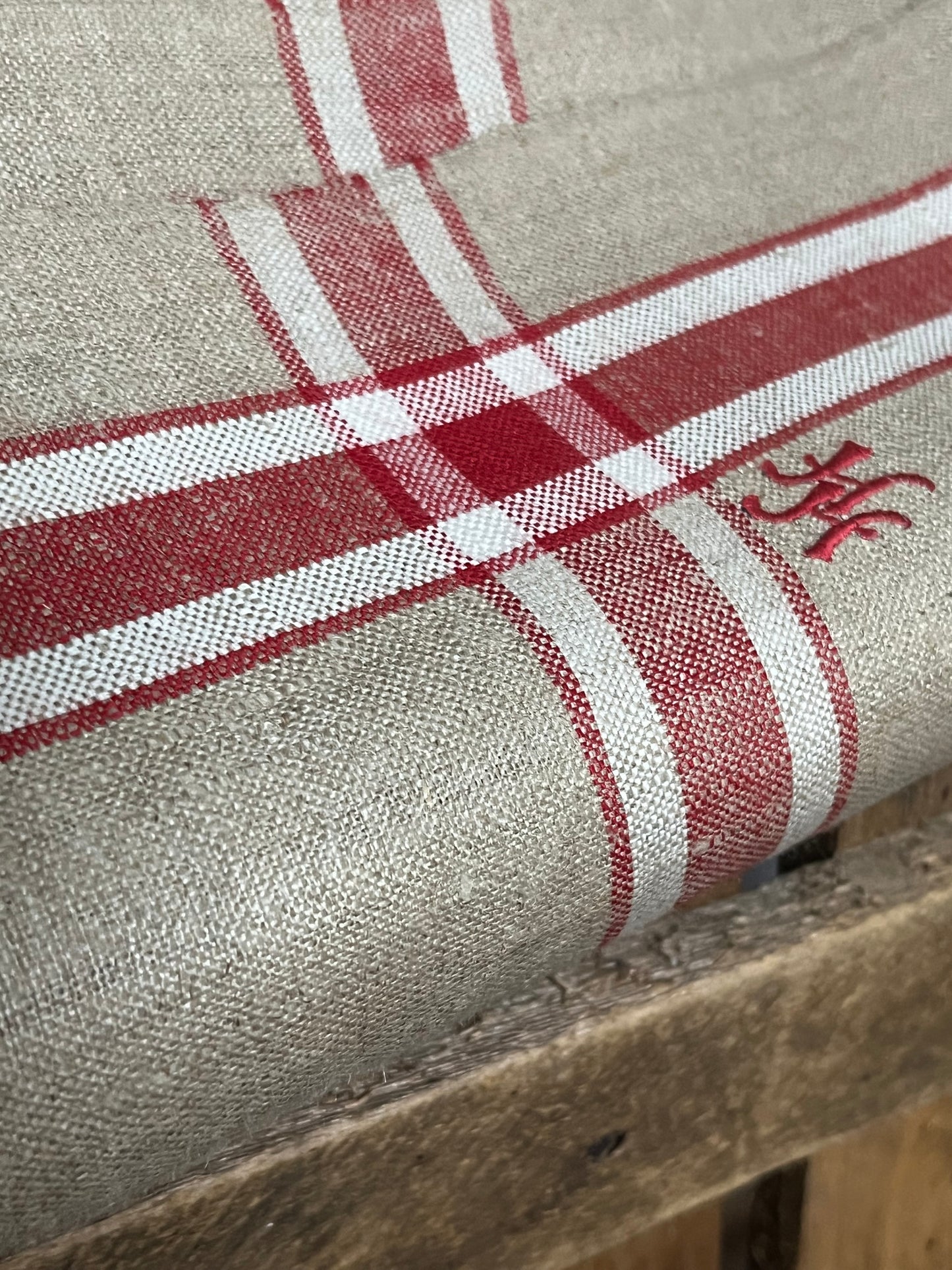 Großes Mangeltuch aus altem schwerem Leinen mit roten Streifen und Monogramm 3 x 0,90