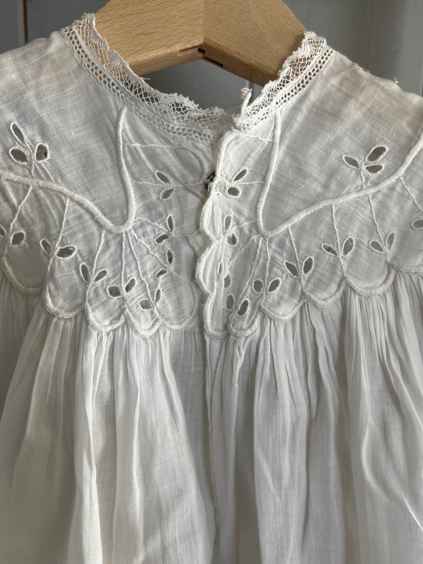 Für Mademoiselle: feines Kleid mit Blüten und Spitze