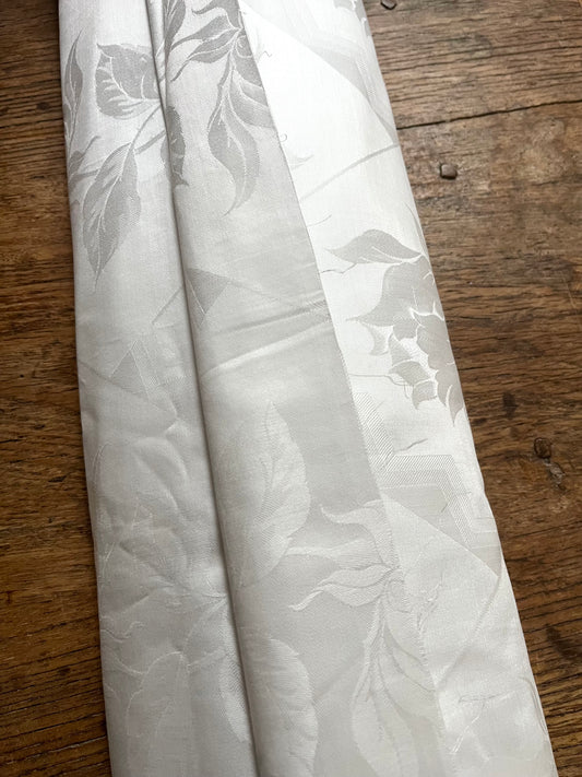 Rosen auf 7,5 Meter Leinendamast um 1950 - 1,4 Kilo schwer