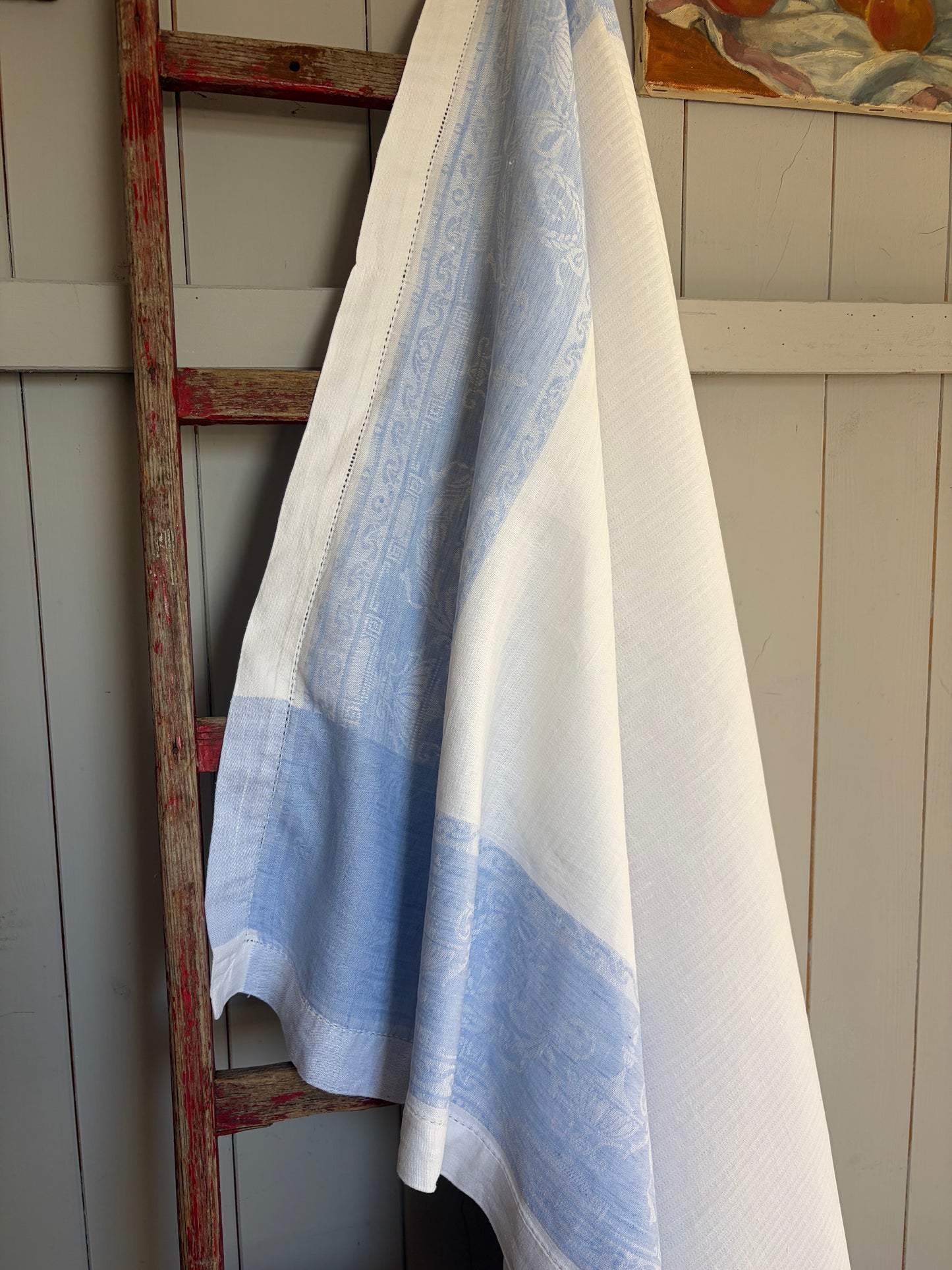 Große, ehrwürdige Leinendecke für die Tafel mit blauer Damastbordüre und Biedermeier-Muster