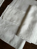 Load image into Gallery viewer, 3 feinste Taschentücher aus Frankreich - Monogramm C
