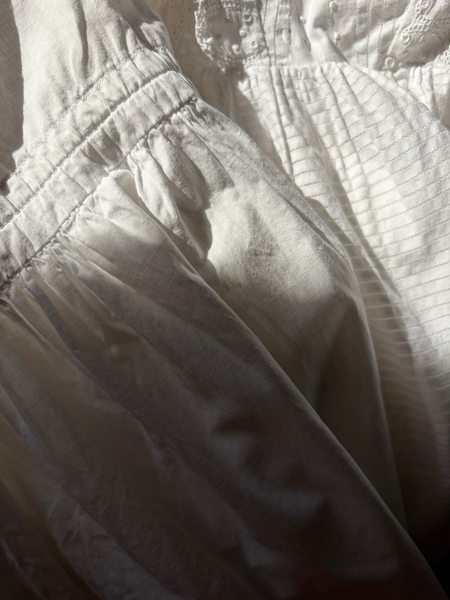 Zwei sehr alte Taufkleider für Babys aus Frankreich