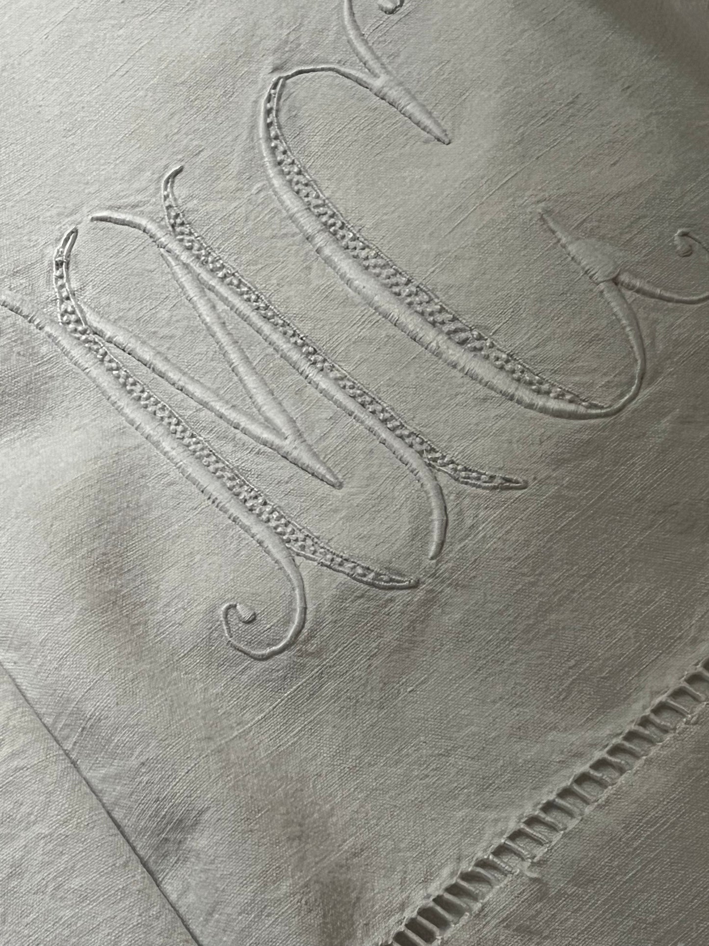 Schwergewicht mit großem Monogramm: XL Überschlaglaken aus Frankreich