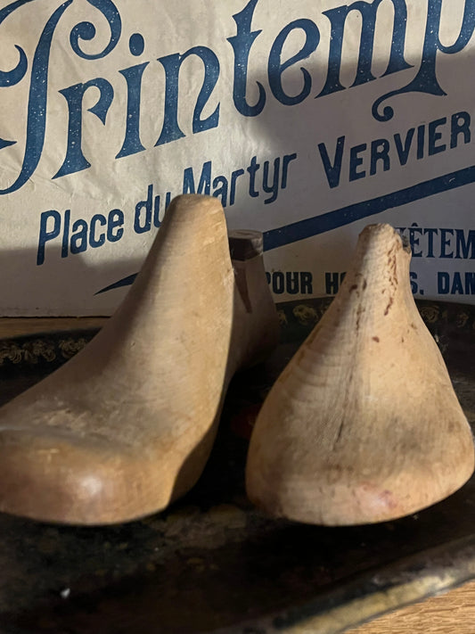 2 große, schwere Holz-Schuhleisten aus Belgien