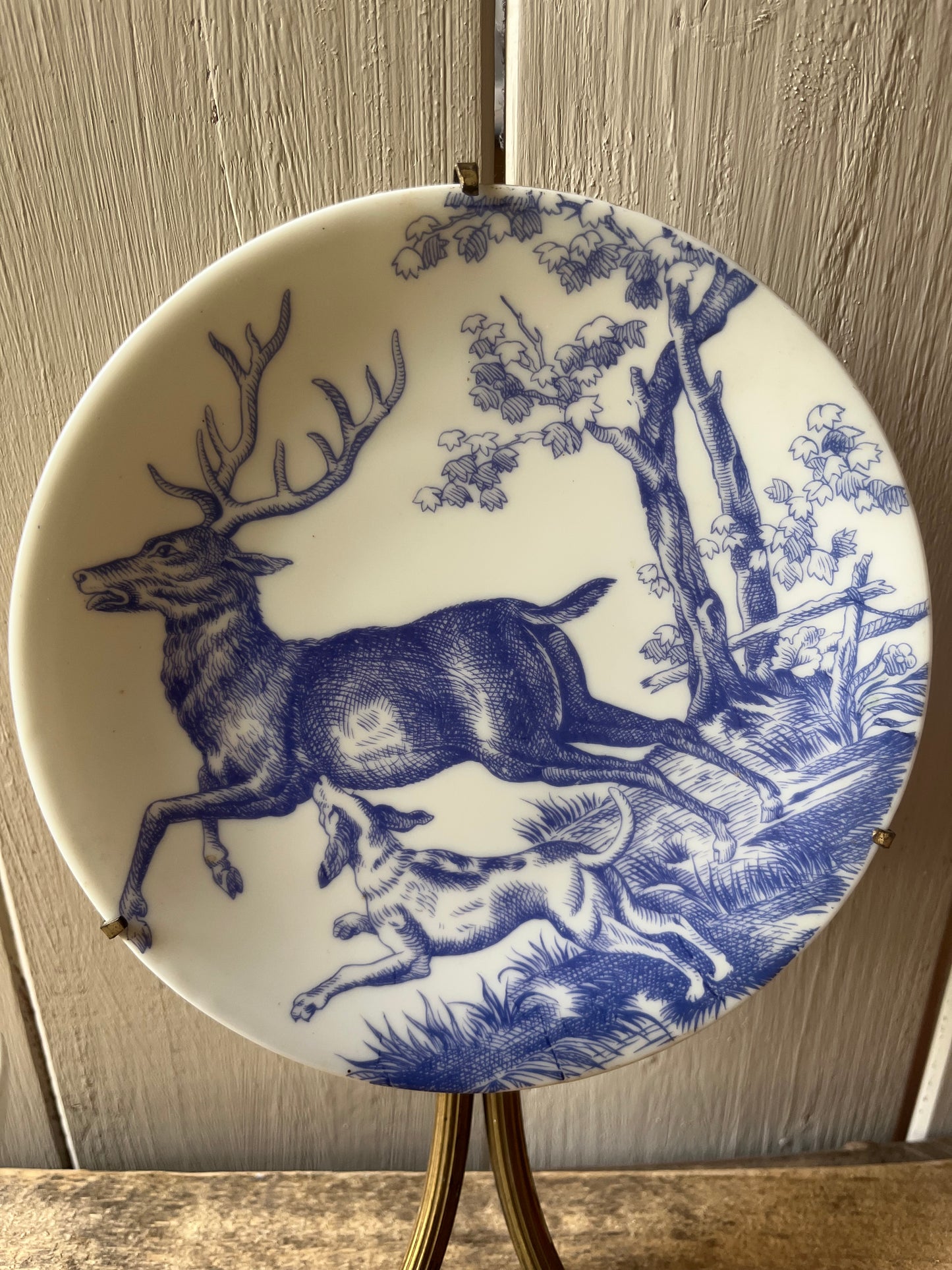 Seltene Wandlampe mit Hirschmotiv auf Porzellan aus Frankreich