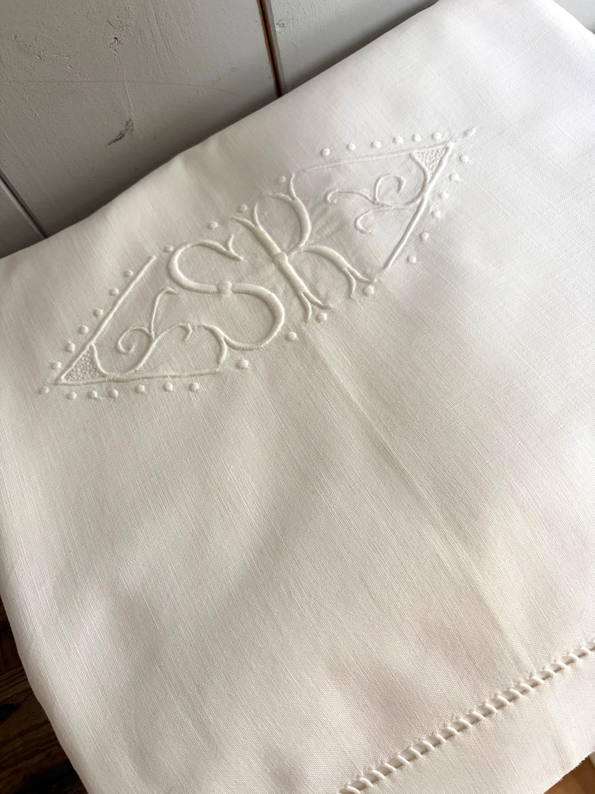 Vintage Laken aus Belgien mit Monogramm und Hohlsaumarbeit