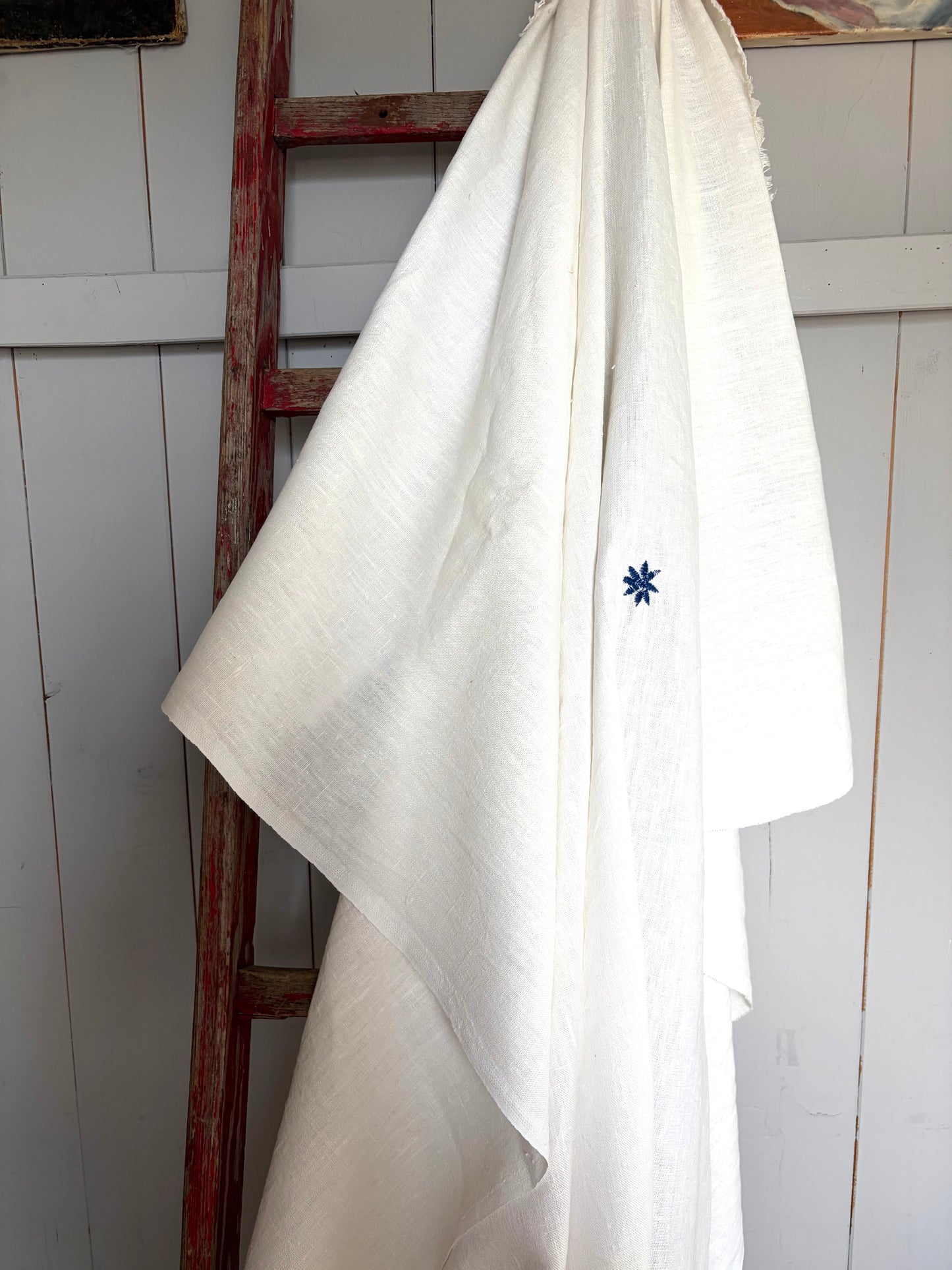Just a Throw…Großer Überwurf, Decke, Plaid aus weißemeschwerem Leinen mit blauer Blüte 155 x 140