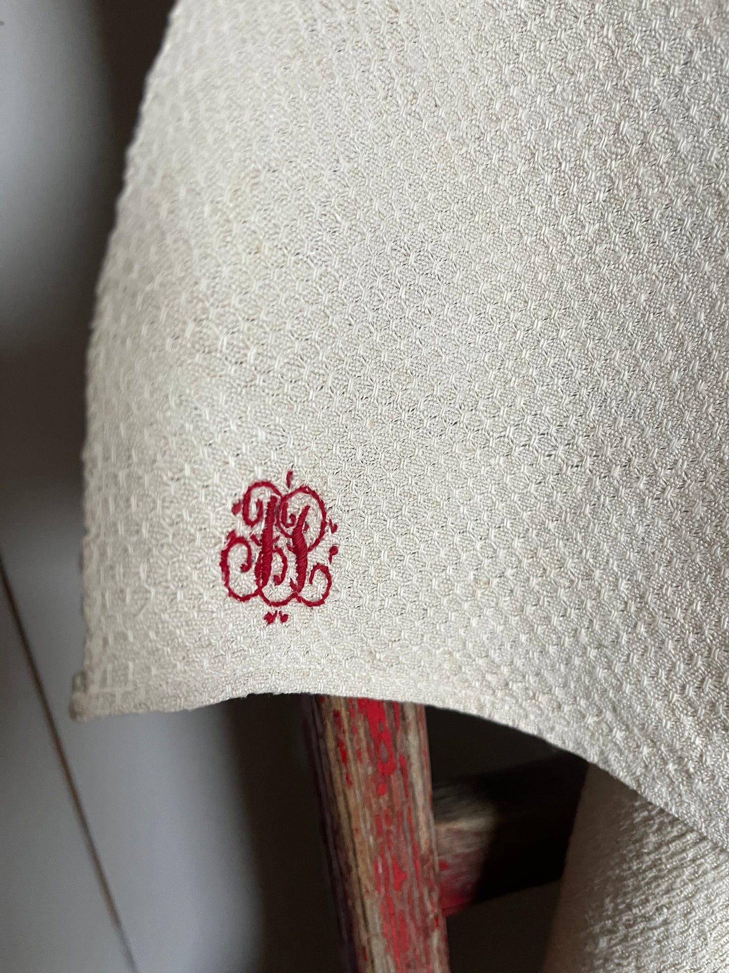 Bildschönes Bauernleinen-Tuch mit Struktur und Monogramm 153 x 153